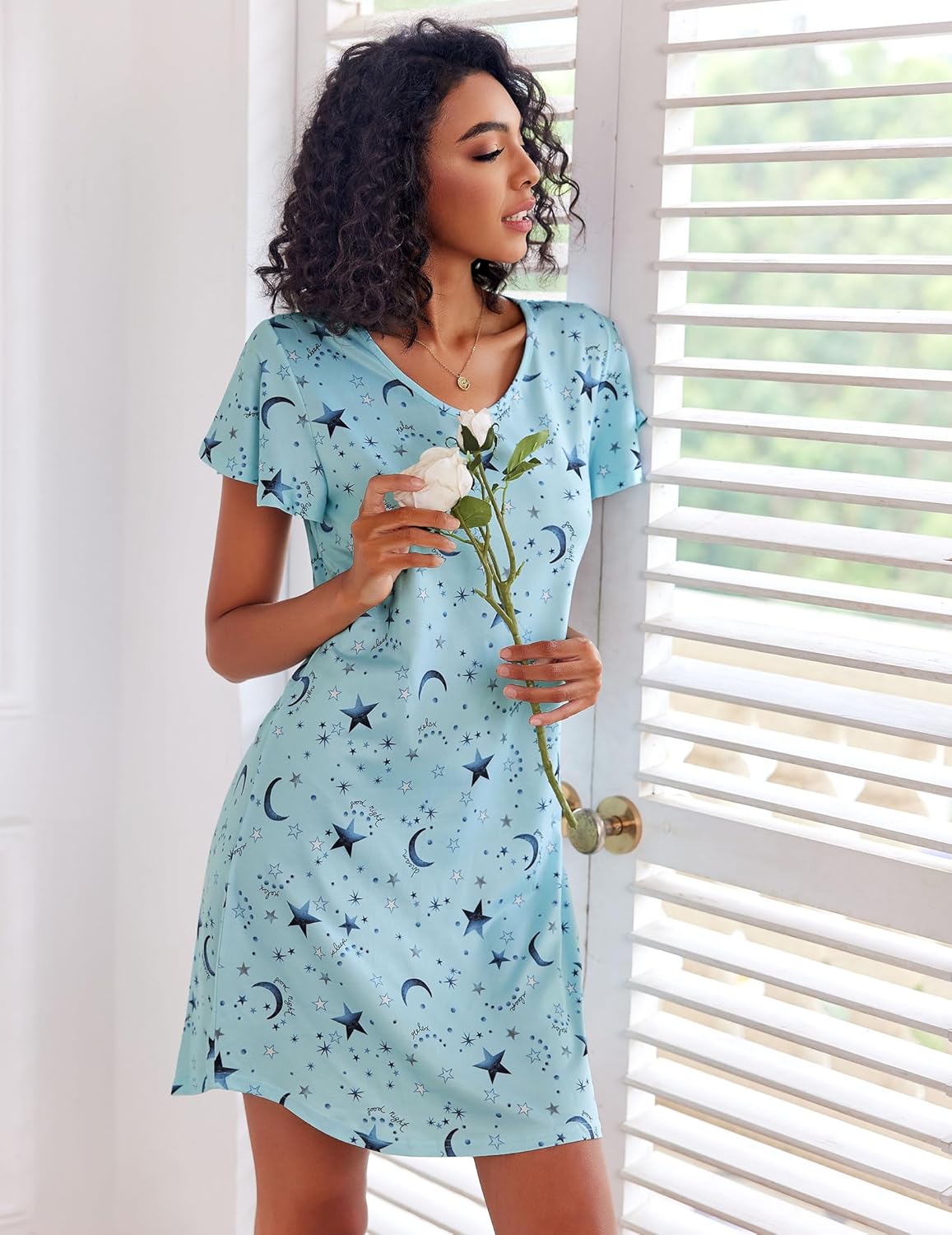 Hellblaues Nachthemd-Kleid mit Sternen- und Monden-Print, V-Ausschnitt, Flügelärmel