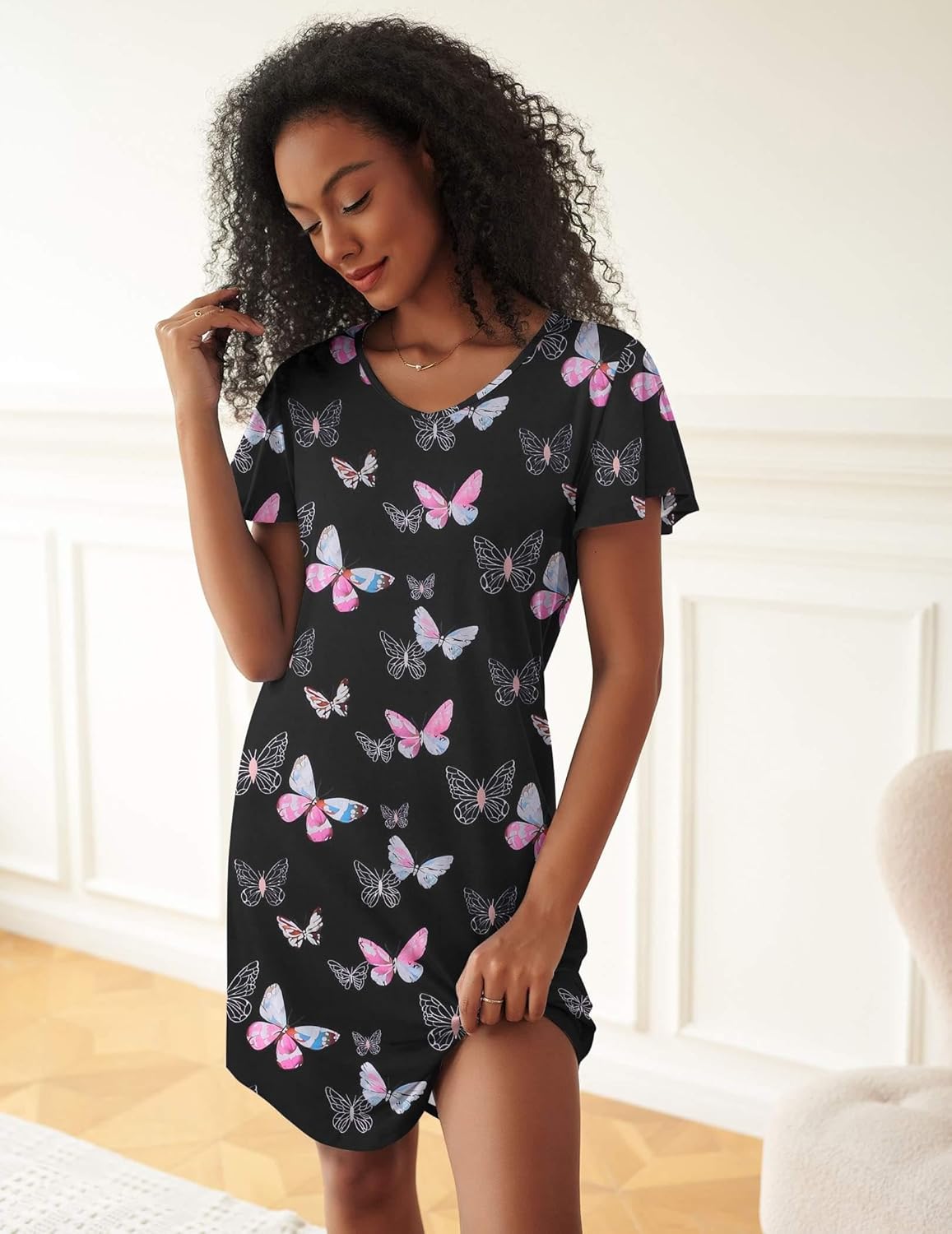 Schwarzes Shirtkleid zum Schlafen, Schmetterlingsprint, kurzärmlig mit Knopfloch-Ausschnitt
