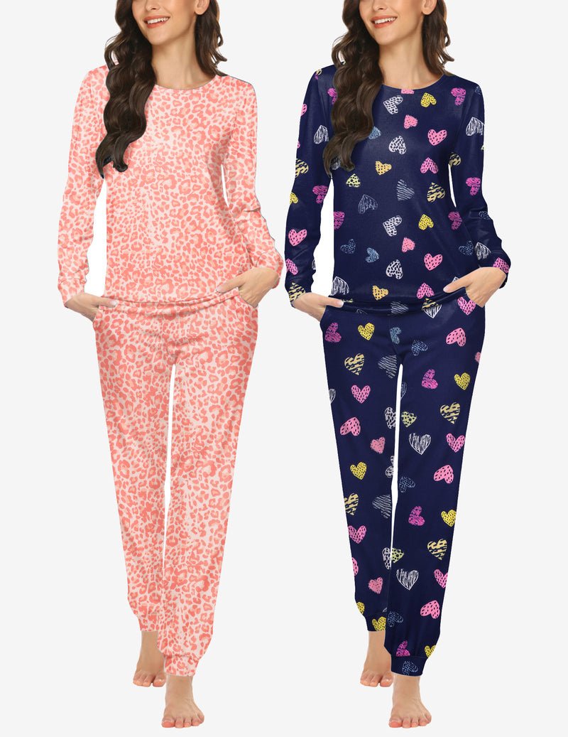 Conjunto pijama manga larga y jogger: estampado leopardo rosa y corazones sobre azul marino