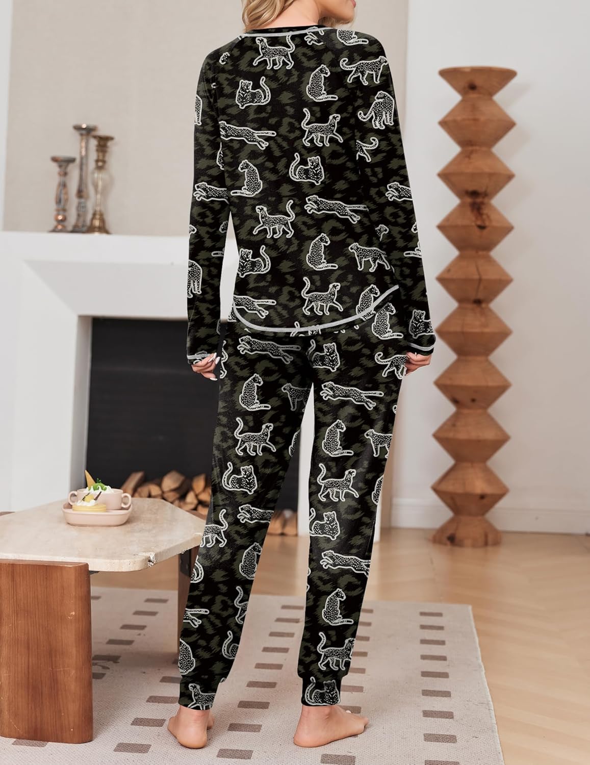 Schwarzes Pyjama-Set mit Hundemuster: Langarmshirt und lange Hose
