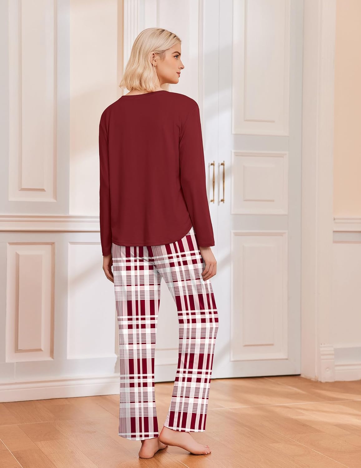 Pyjama-Set mit langen Ärmeln: bordeauxrotes Oberteil und karierte Hose