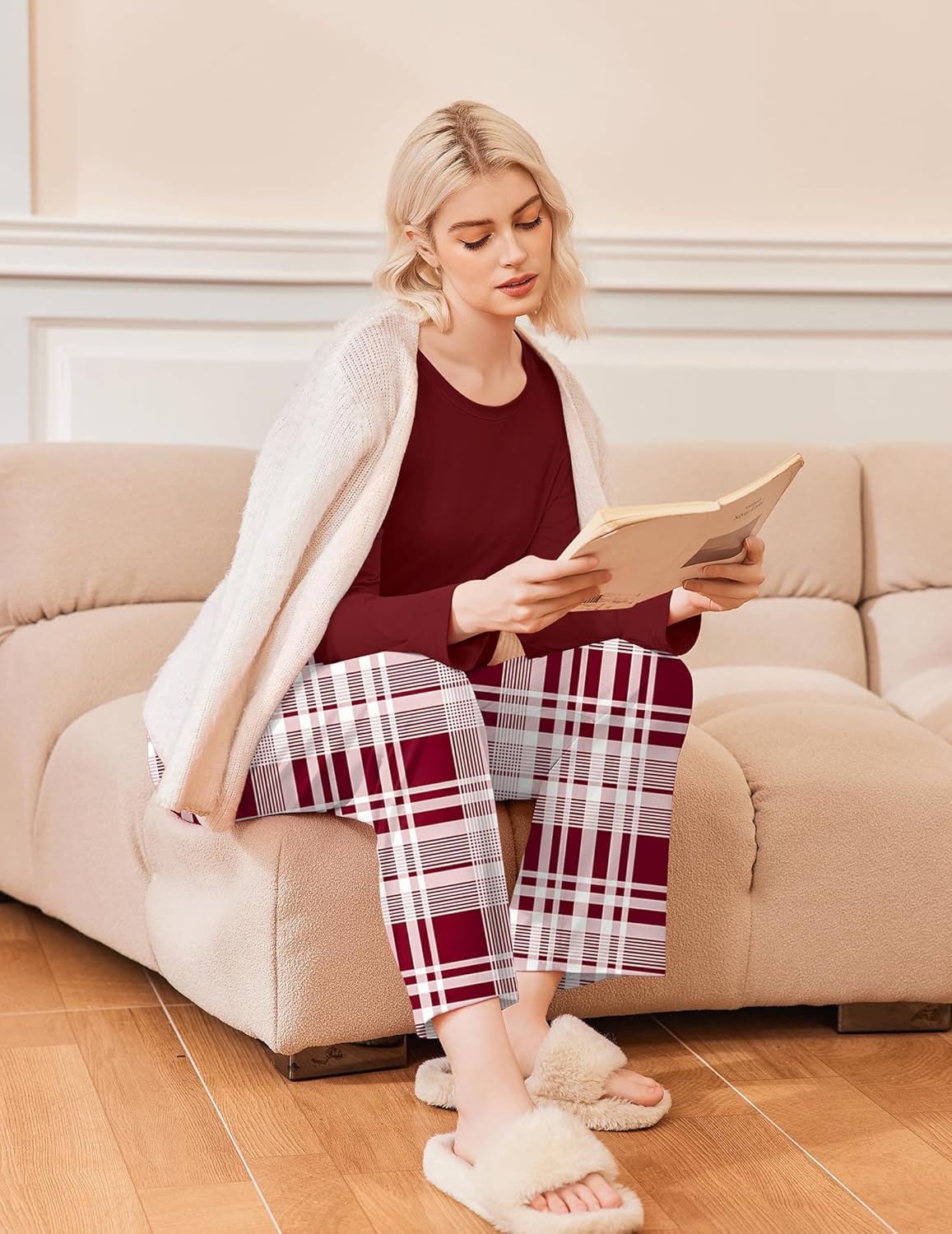 Langarm-Pyjama in Bordeauxrot mit karierter Hose, rundhalsausschnittes Oberteil