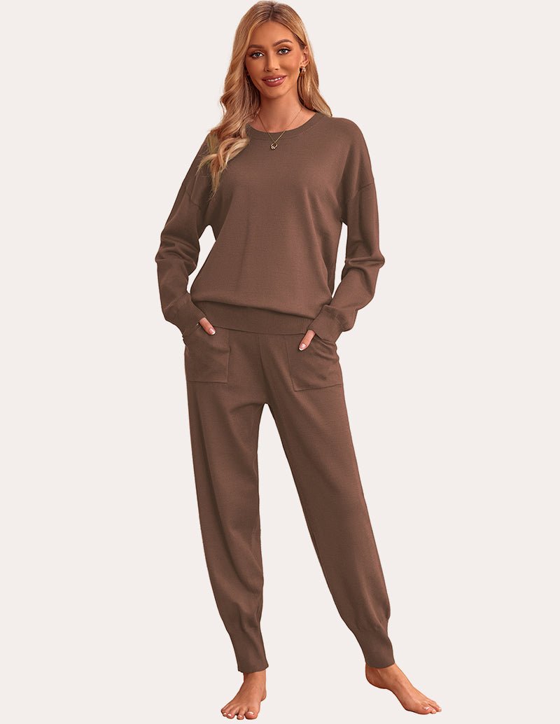 Braunes Strick-Pyjama-Set: Langarmshirt mit Rundhalsausschnitt, Jogginghose mit Taschen