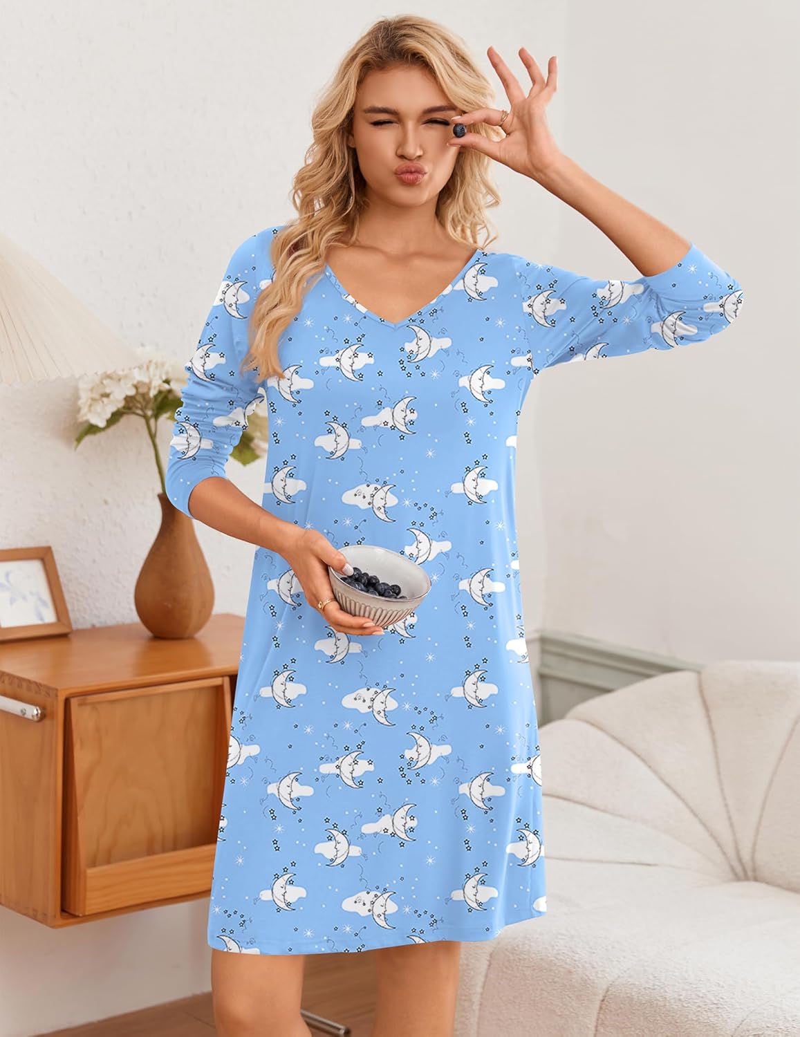 Nachtkleid mit langen Ärmeln, V-Ausschnitt, hellblaues Maus-/Tiermotiv
