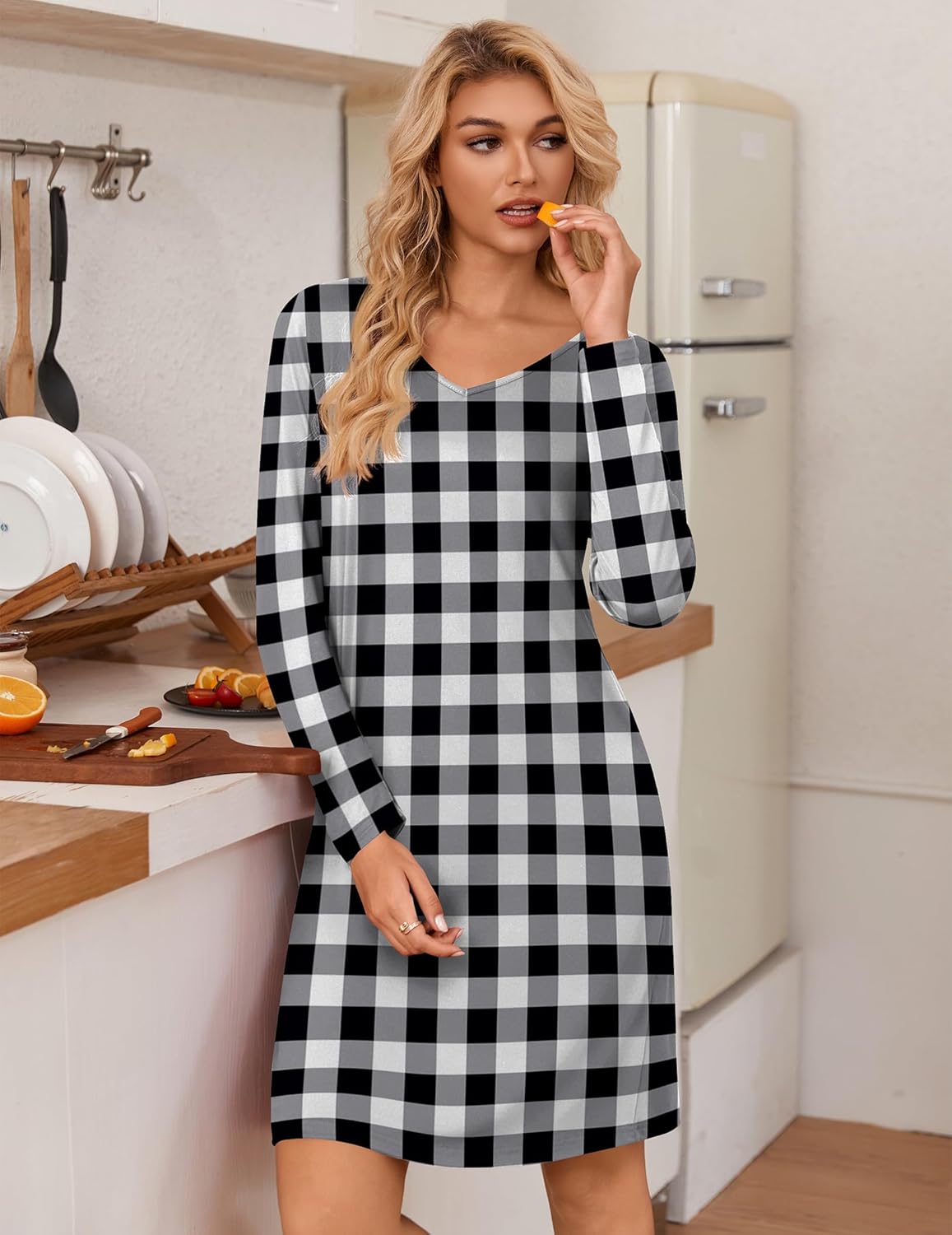 Long-sleeve nightgown in black and white plaid, V-neck, knee length