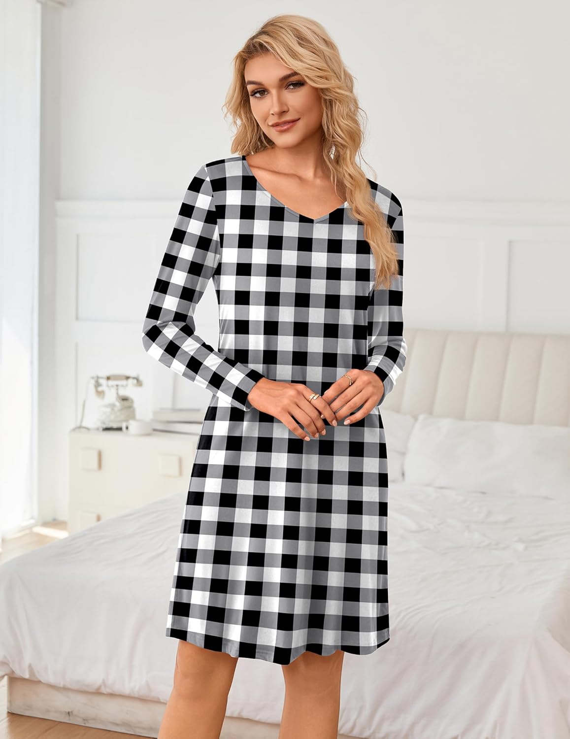 Black-and-white check nightgown, long sleeves, V-neck, relaxed knee-length fit