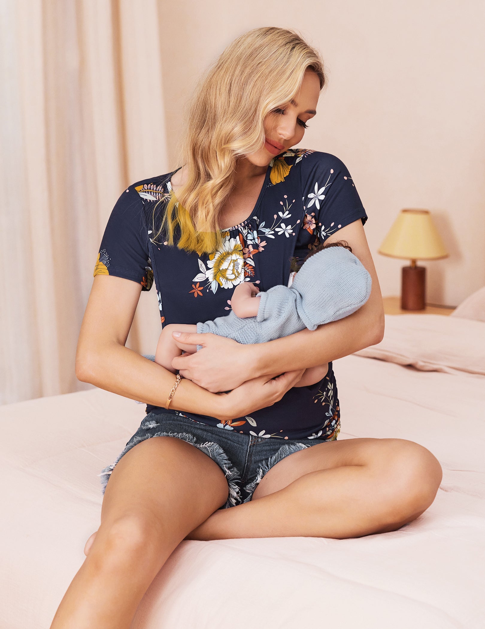 Blumenprint Nursing top, dunkelblau; trägerlos wirkender Stillbereich vorn, kurzer Ärmel
