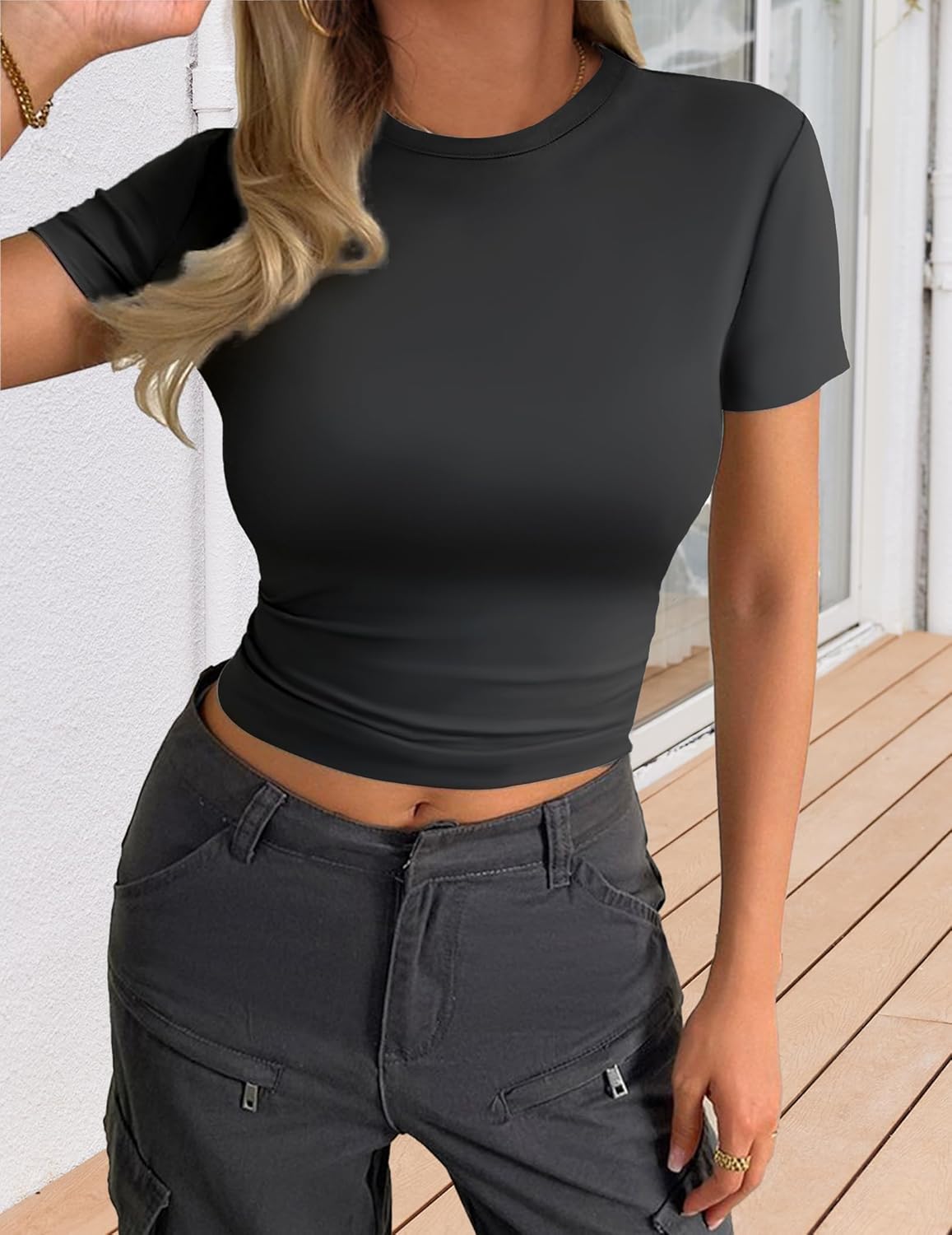 Black short-sleeve basic tee shirt, fitted crew neck