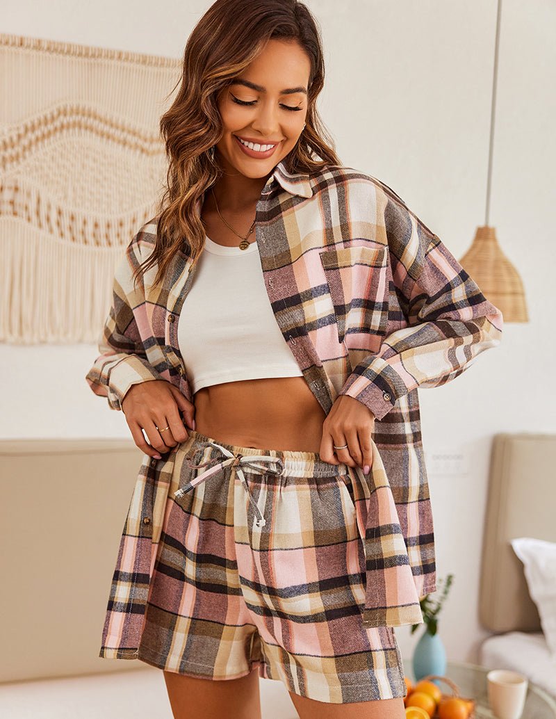 Rosa Karom Pyjama-Set mit Hemdjacke und Shorts, Knopfleiste und Bindegürtel