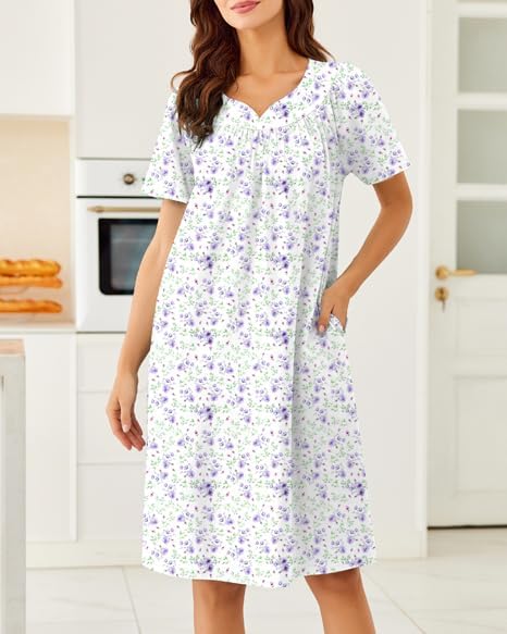 Weißes Baumwoll-Nachthemd mit lilafarbenem Blumenprint und kurzer Ärmelspitze
