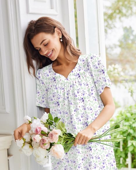 Hellviolettes Baumwoll-Nachthemd mit kleinen Blumenmuster, besticktem V-Ausschnitt