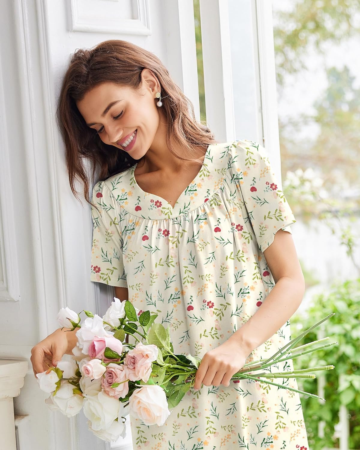 Vestido lounge crema de algodón con estampado floral y escote bordado