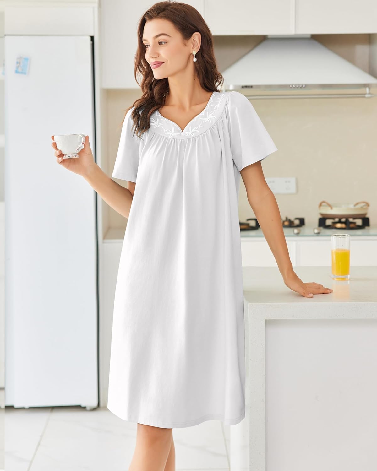 Vestido camisón blanco con bordado en el escote y vuelo suave en la falda