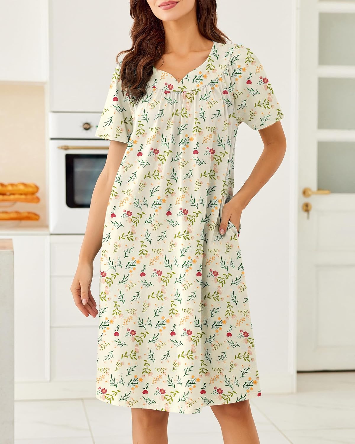 Vestido camisón con estampado floral crema, escote en pico y manga corta