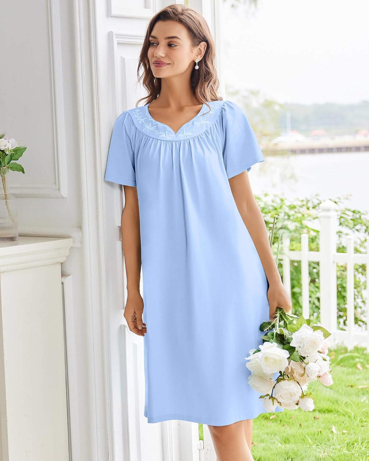 Vestido camisón azul claro de algodón con bordado suave en el escote y manga corta