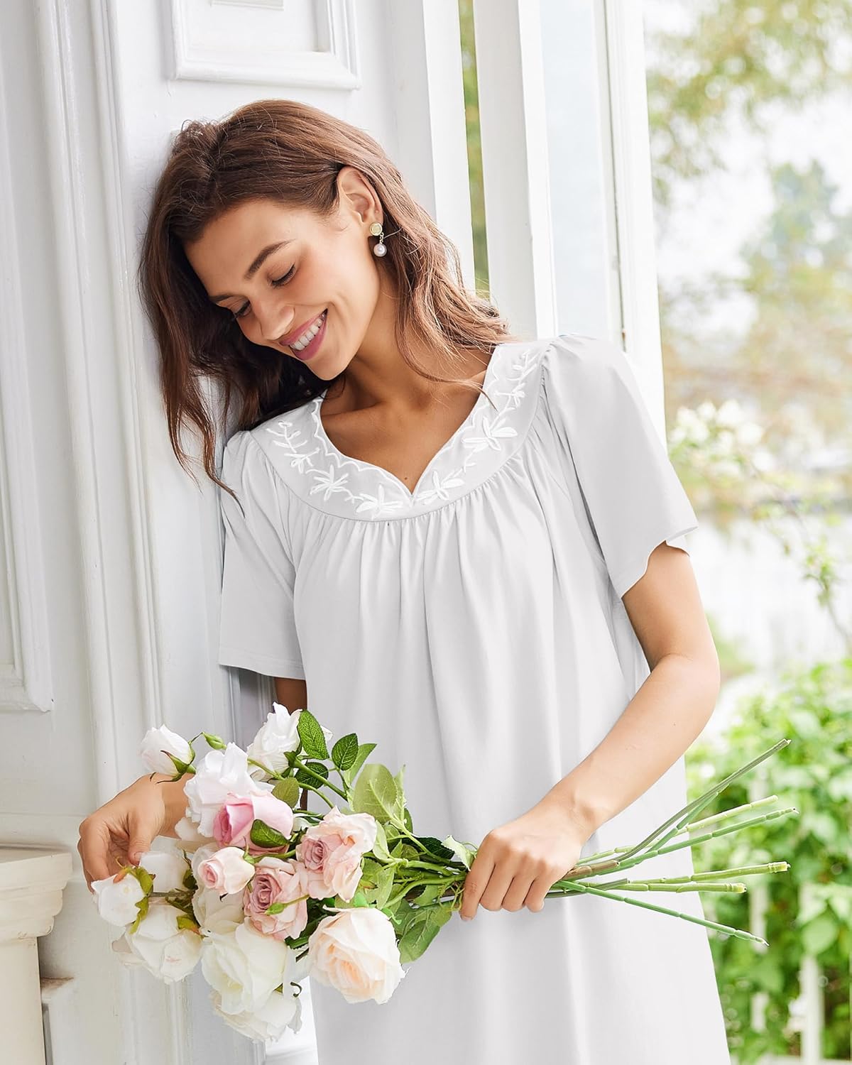 Vestido lounge blanco de algodón con bordado floral en el escote y manga corta