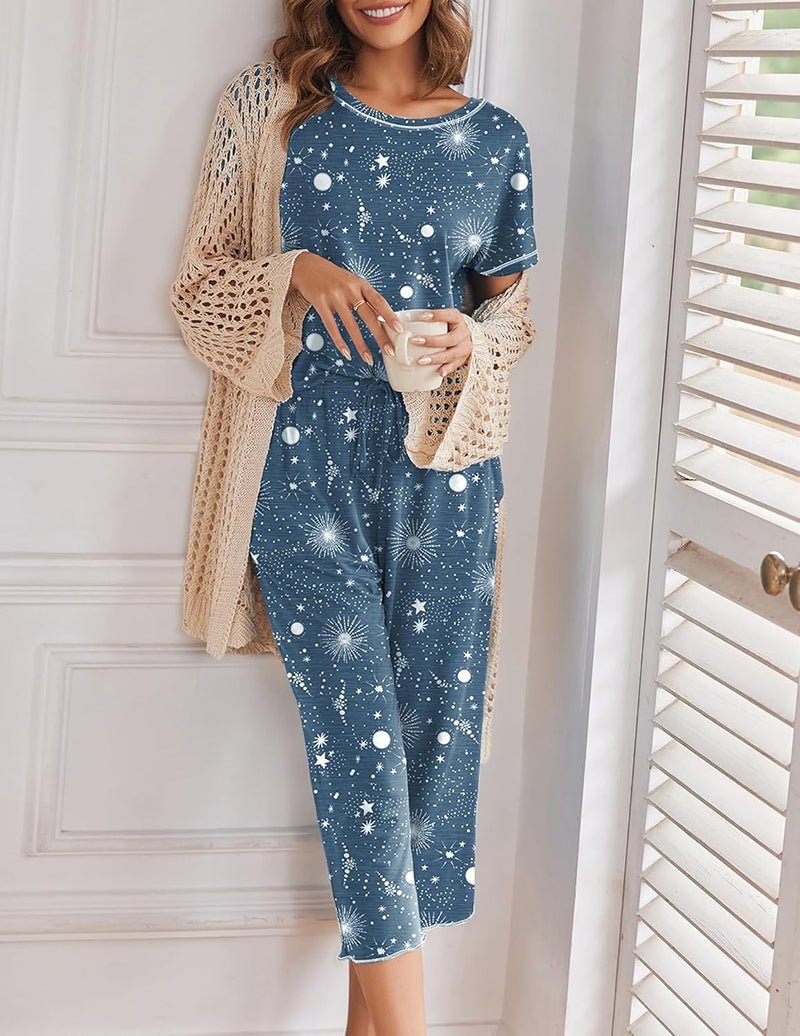 Blue star-print pajama set with short-sleeve top and knee-length cropped pants