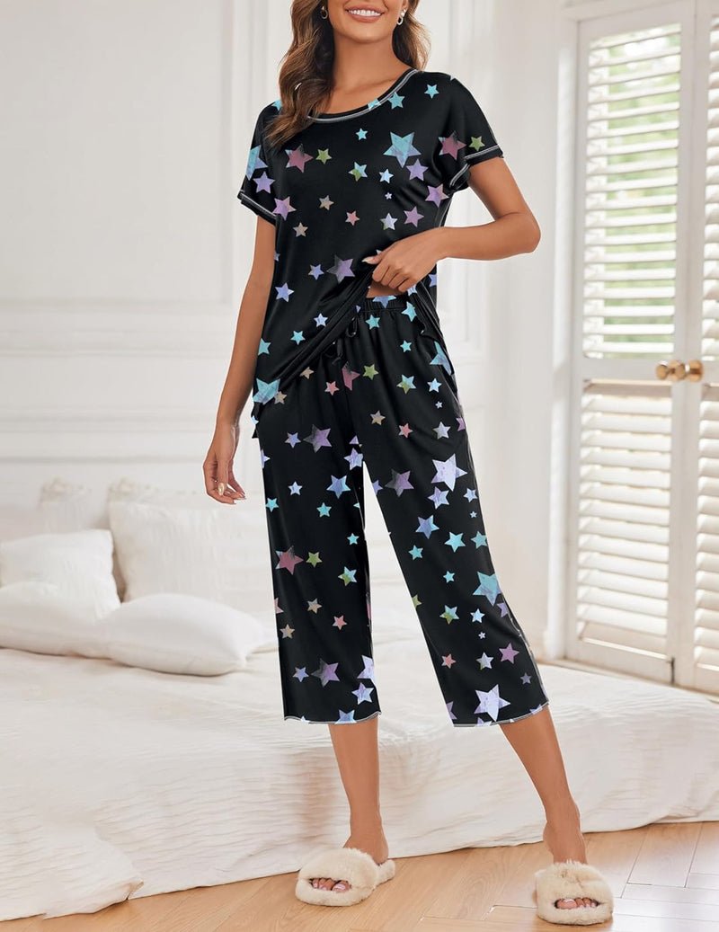 Schwarzes Pyjama-Set mit bunten Sternen und Kaprihose