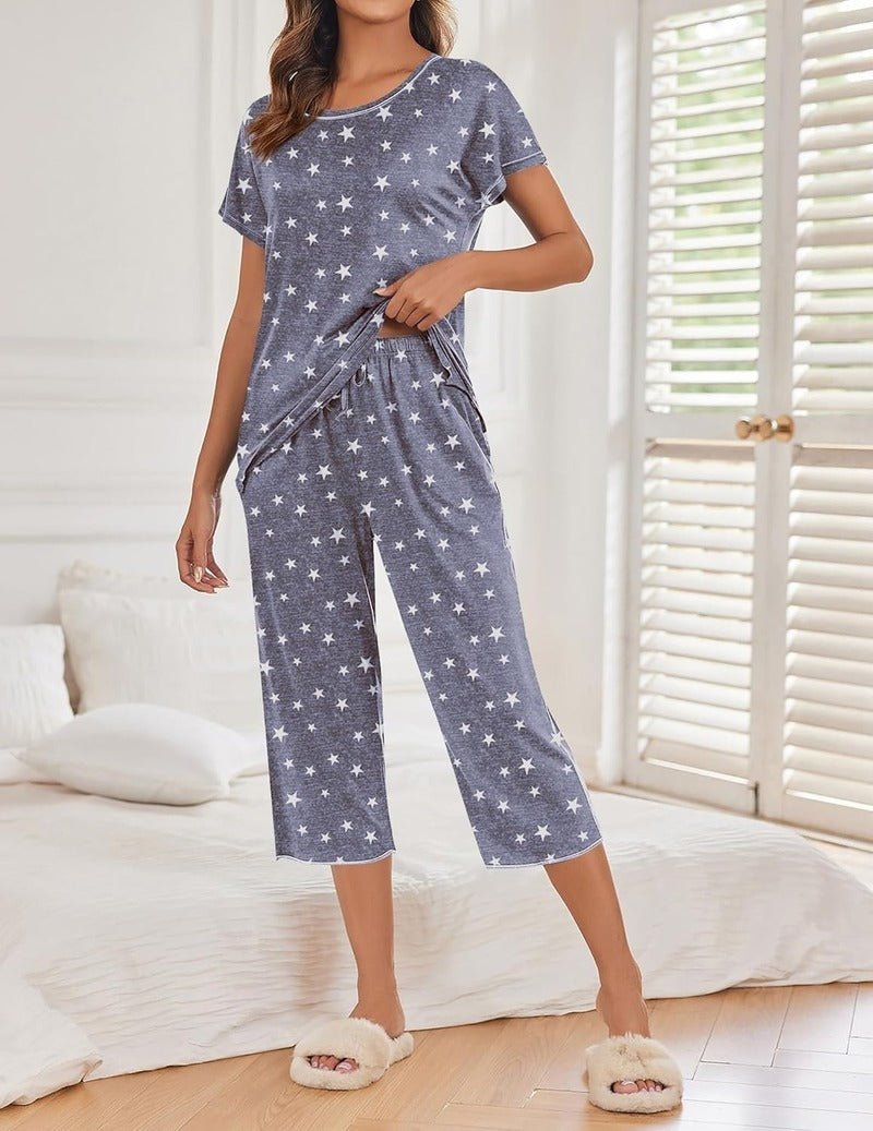 Grau meliertes Pyjama-Set mit weißen Sternen und Kaprihose
