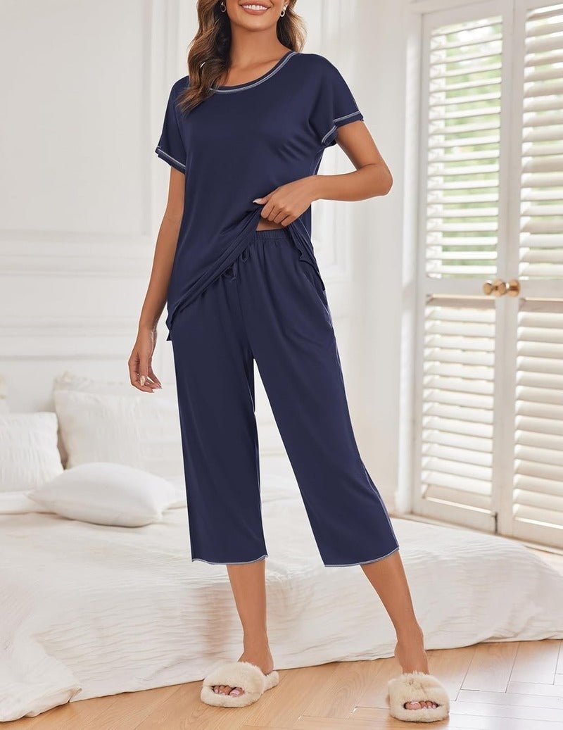 Dunkelblaues Pyjama-Set mit kurzen Ärmeln und Kaprihose