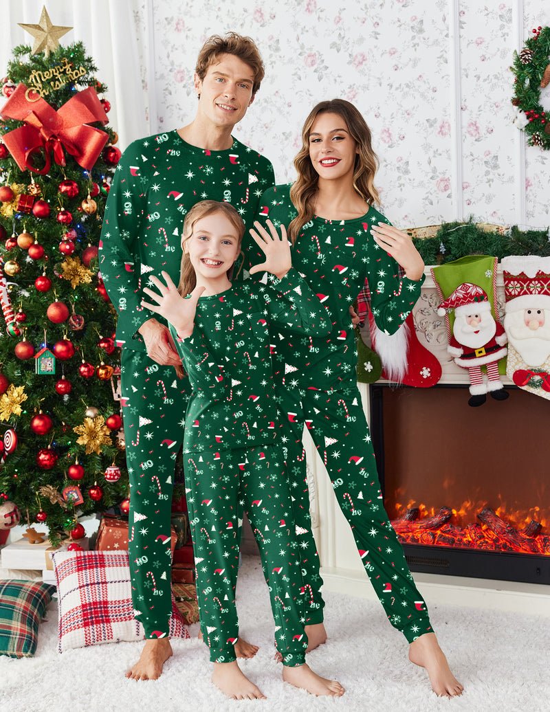 Weihnachtspyjama-Set Familie in Dunkelgrün: langärmeliger Pyjama und Hose mit Weihnachtsdruck