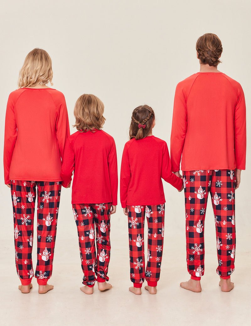 Weihnachtspyjama-Set für die Familie: rote Langarmoberteile, rote/ blaue Karottenhosen, Rückansicht