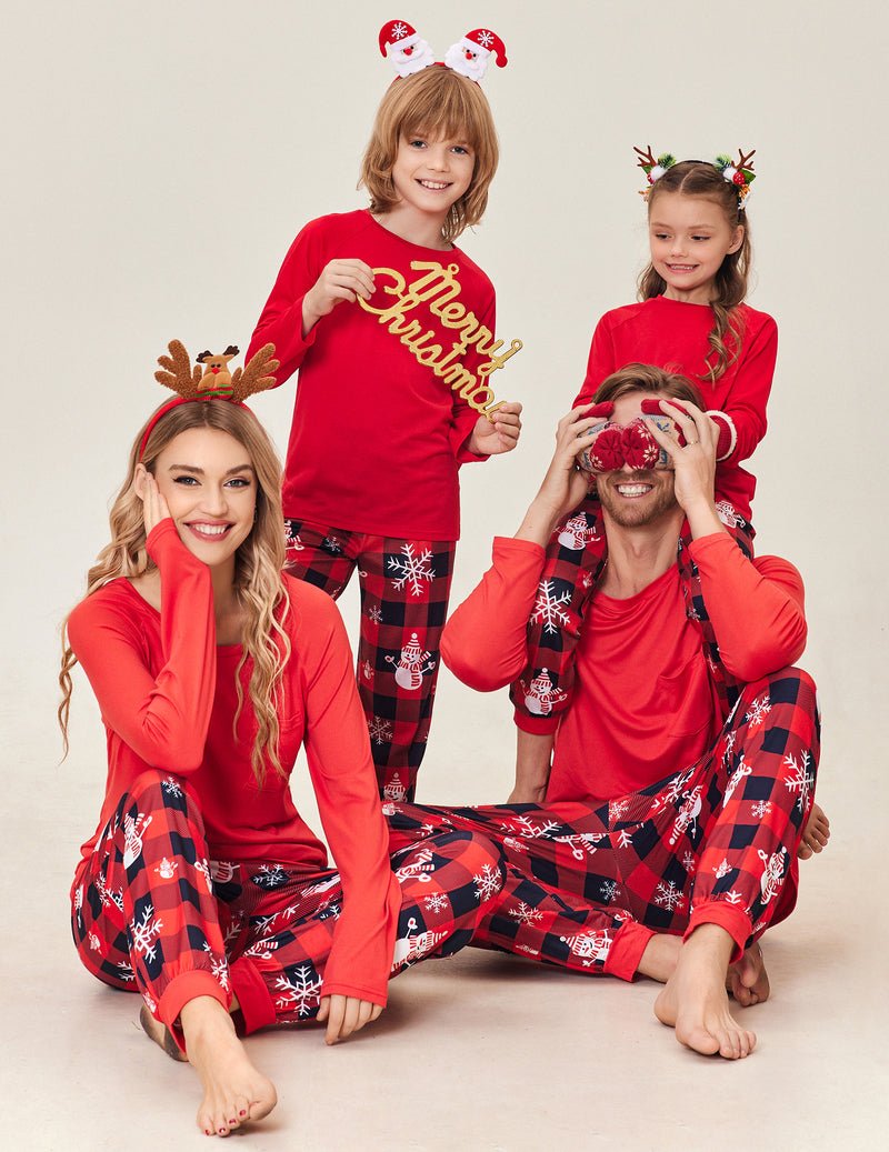 Familien-Weihnachtspyjama-Set: rotes Langarmoberteil und passende Schlafhose mit Wintermotiv