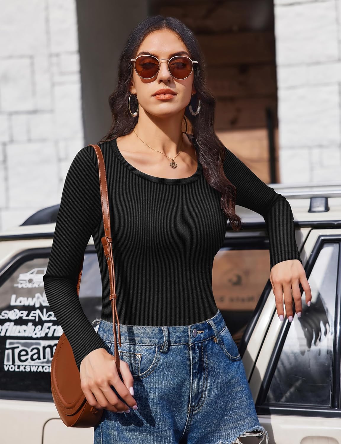 Camiseta manga larga acanalada con cuello barco, color negro, tejido elástico