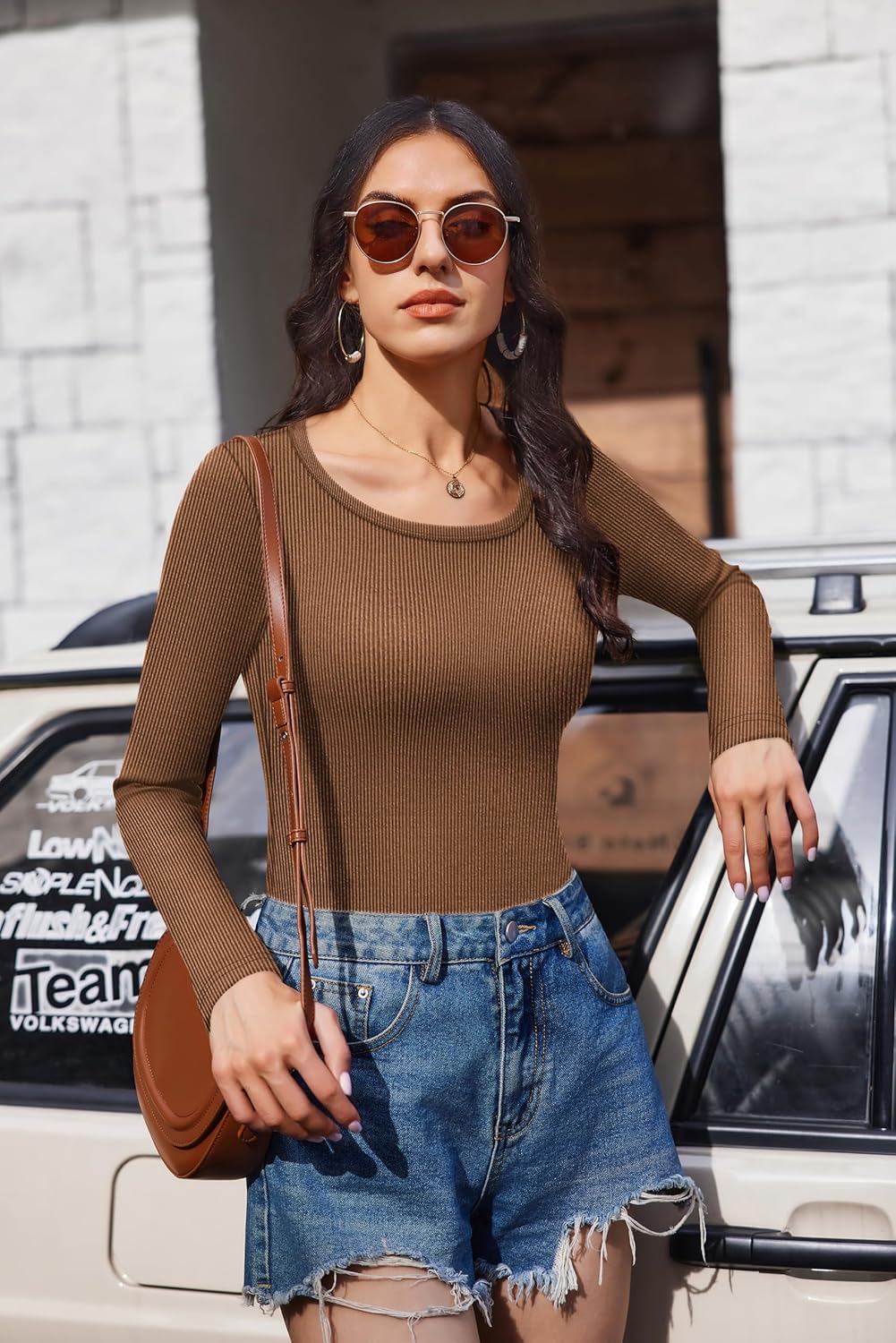 Camiseta manga larga acanalada con cuello barco, color marrón