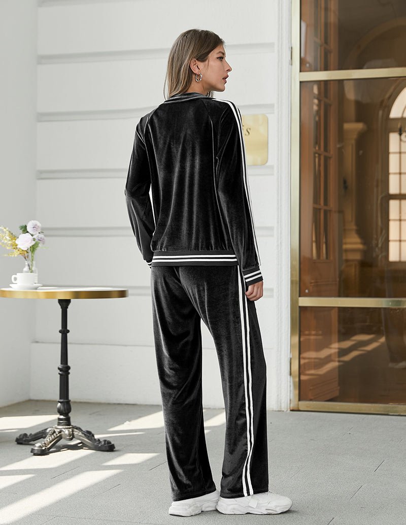 Schwarzes Trackset, Rückansicht: Zipjacke und Jogginghose mit Seitenstreifen