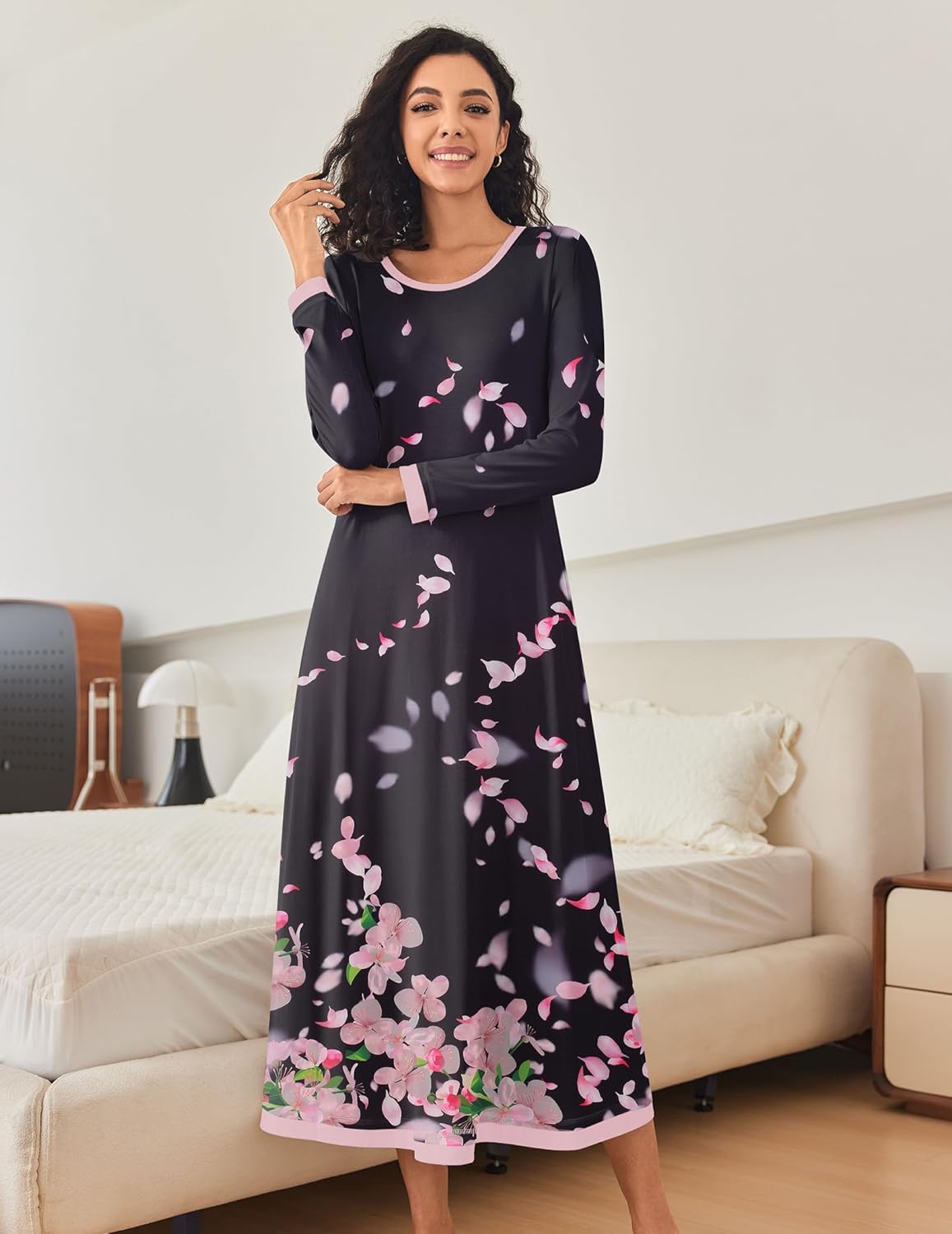 Langärmliges Nachthemd dunkel mit rosa Blüten-Alloverprint, Rundhalsausschnitt