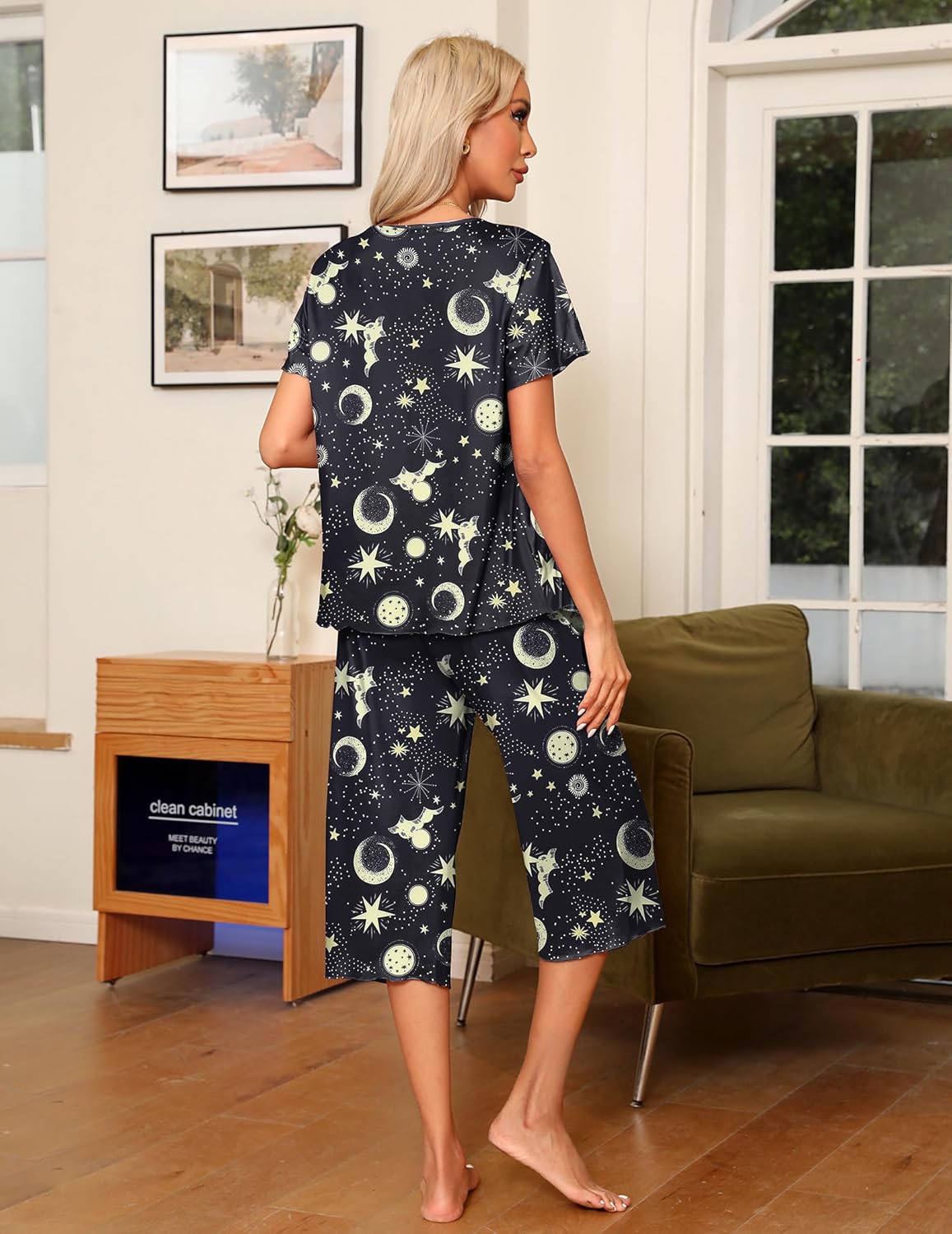 Pijama capri negro con estrellas y planetas, conjunto top y pantalón, vista trasera