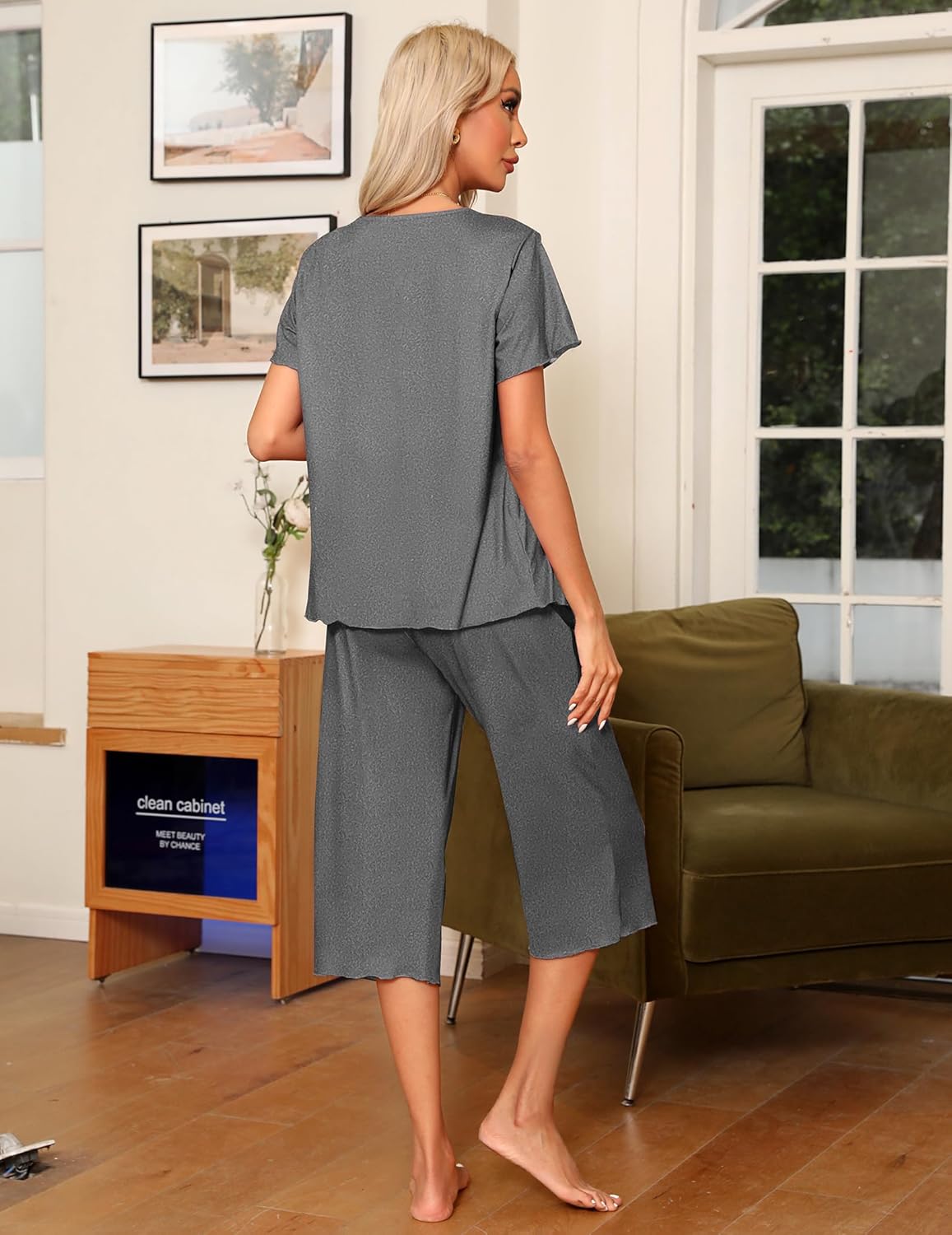 Back view, dark gray pajama set: short-sleeve top with capri pants