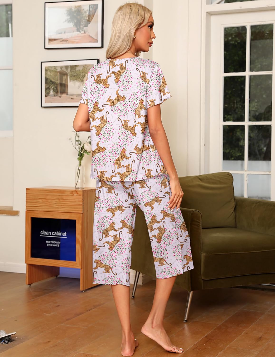 Pijama capri blanco con caballos estampados, top y pantalón, vista trasera