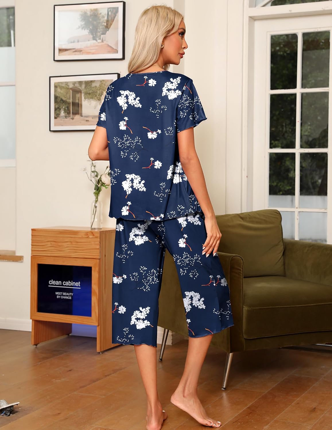 Pijama capri azul marino con top estampado floral blanco, vista trasera