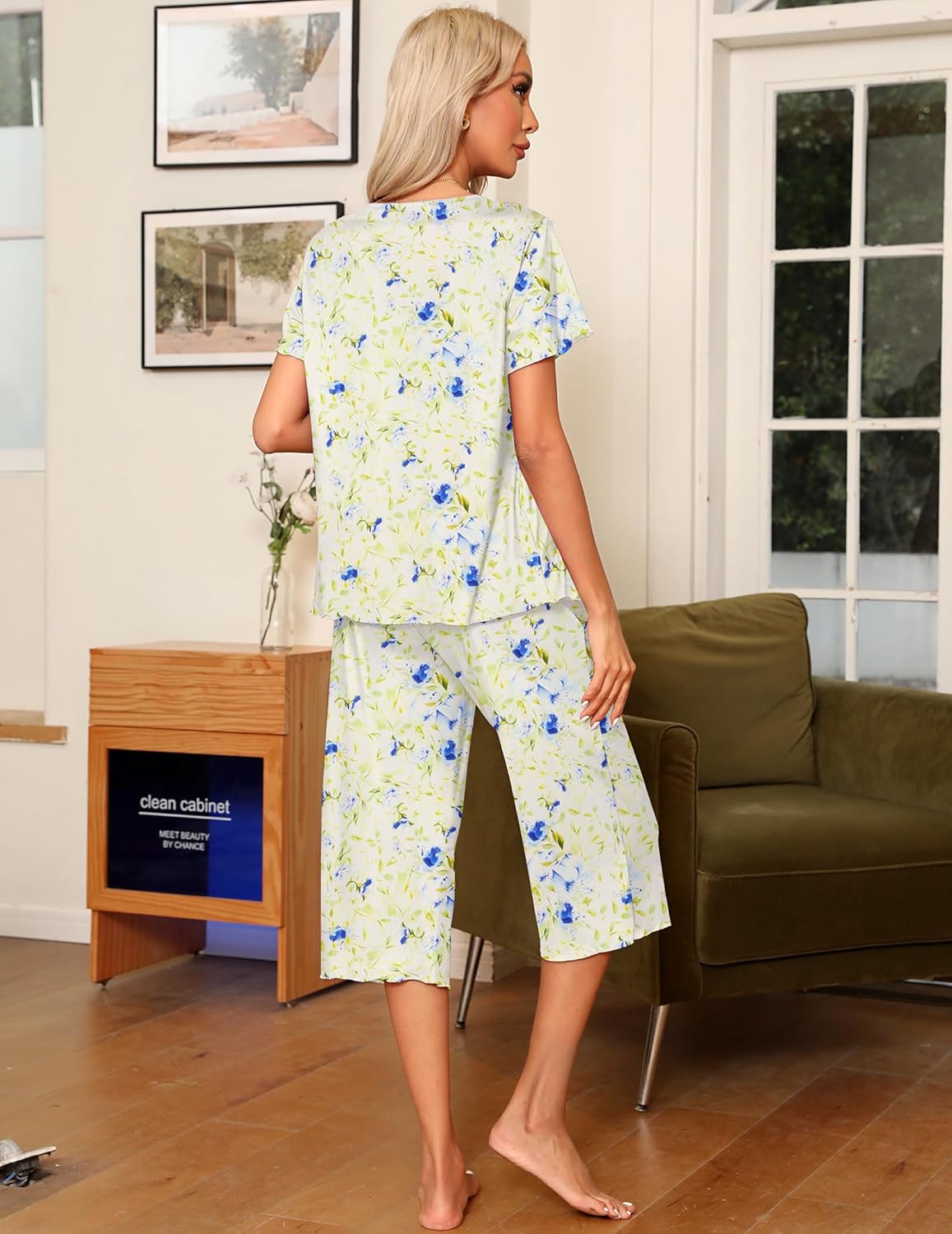 Pyjama-Set weiß mit blauem Blumenprint, Rückansicht: T-Shirt und Caprihose