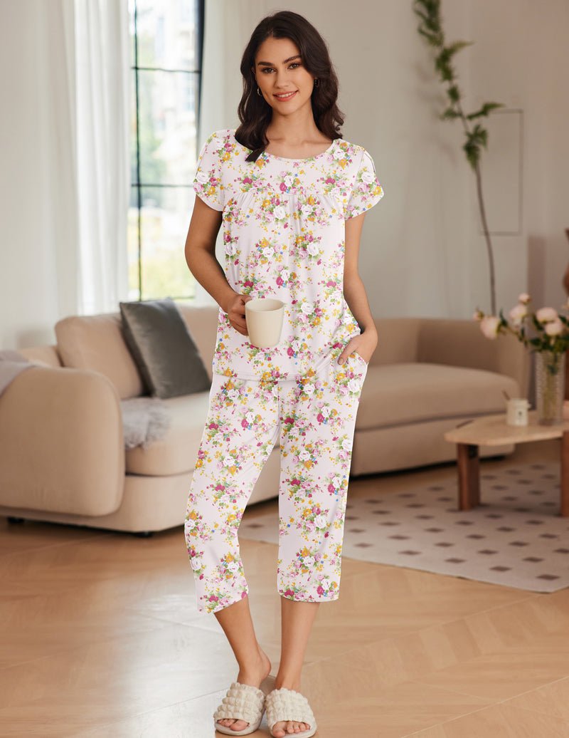 Pyjama blanc à fleurs multicolores, manches courtes et pantalon 3/4 assorti