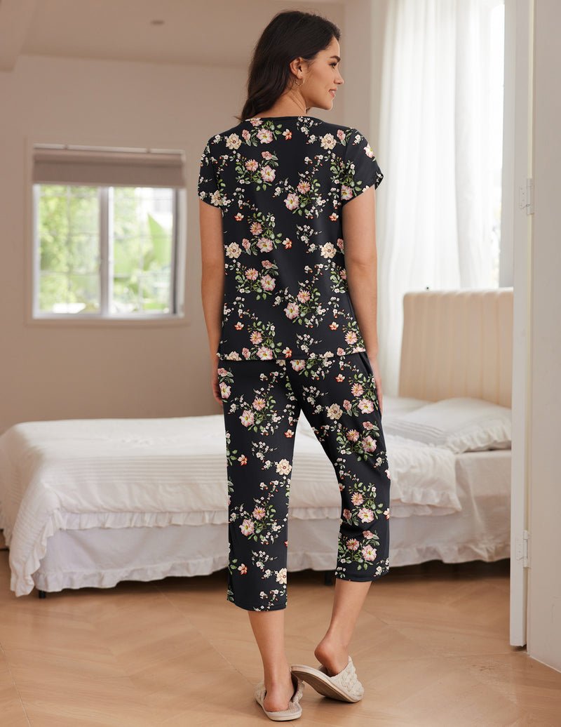 Conjunto pijama negro con flores pastel, manga corta y pantalón capri
