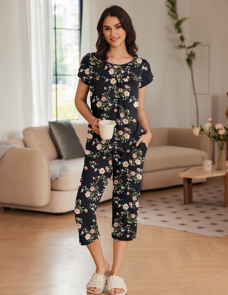 Conjunto pijama negro con estampado floral rosado, manga corta y pantalón capri