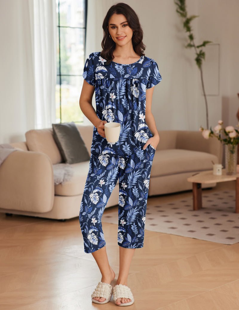 Conjunto pijama azul estampado botánico, manga corta con volante y pantalón capri