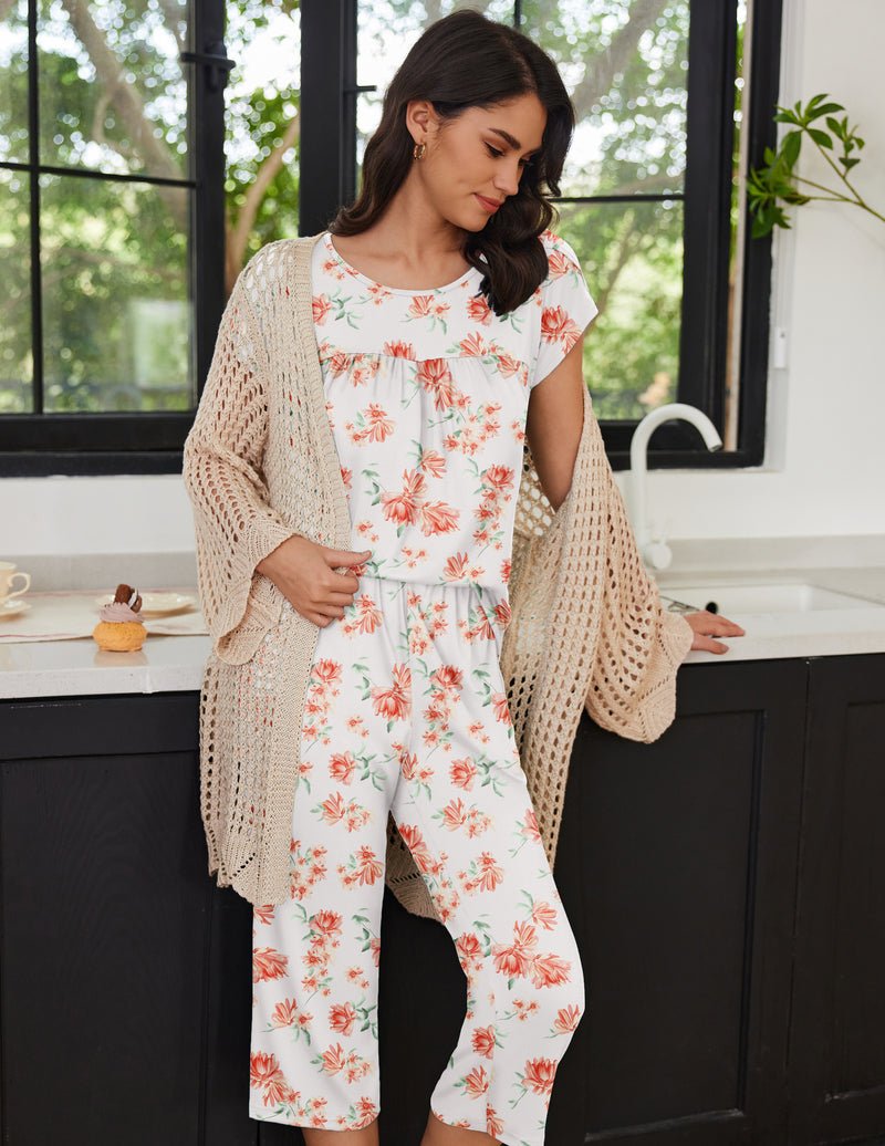 Pyjama blanc à fleurs orange, coupe ample avec pantalon 3/4, porté avec cardigan crochet