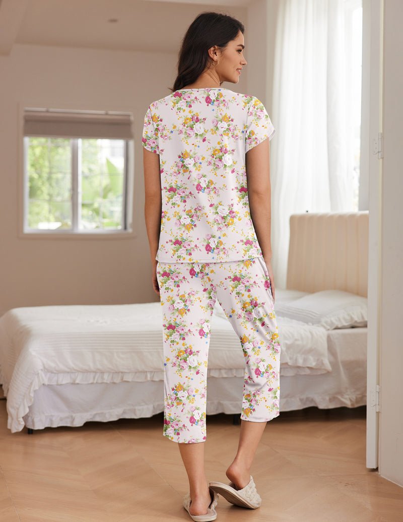 Pijama de manga corta con flores multicolor y pantalón capri