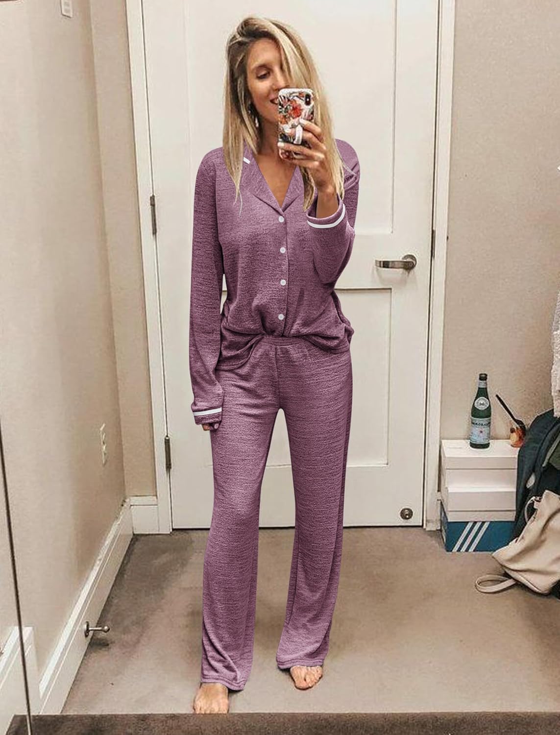 Lila Pyjama-Set in 2 Teilen: Knopfjacke mit V-Ausschnitt und lange Schlaghose