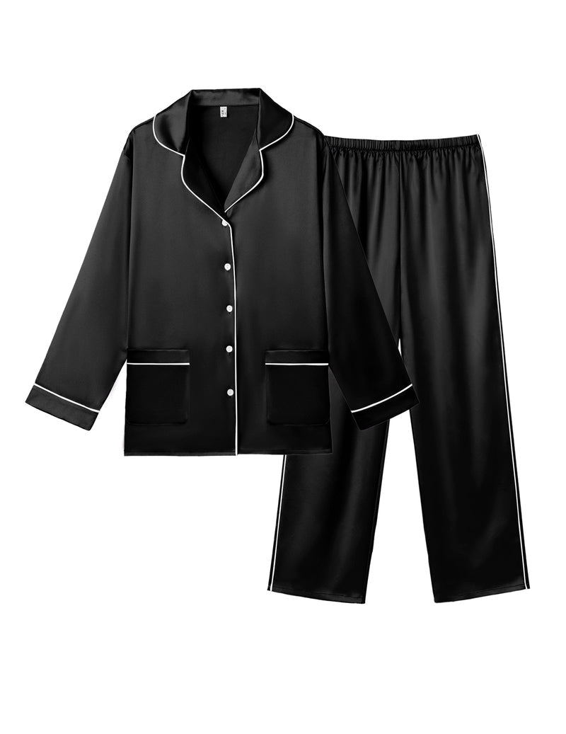 Schwarzes Satin-Pyjama-Set flach gelegt: Hemd mit Taschen und Hose mit Gummibund