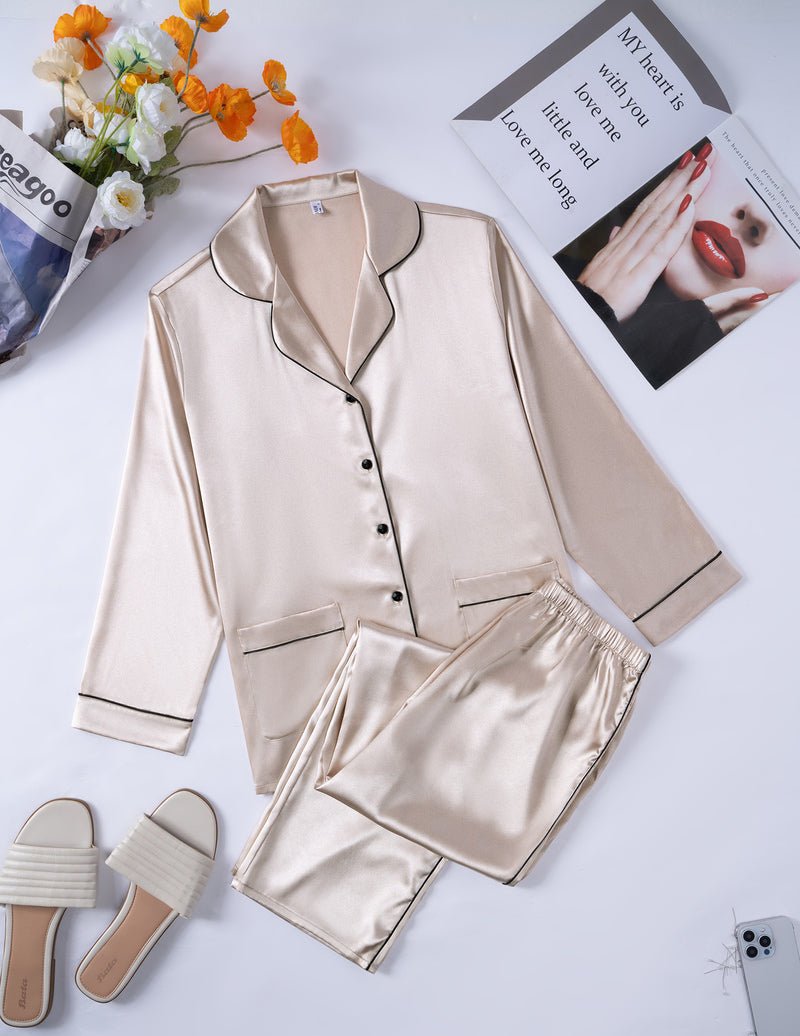 Champagner Satin-Pyjama-Set flach gelegt: Hemd mit Knöpfen und Shorts mit Gummibund