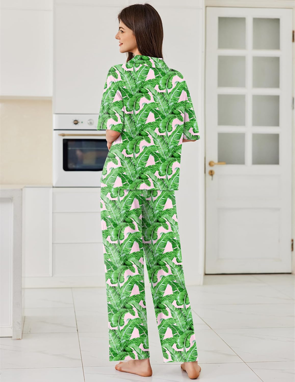 Grünes Schlafanzug-Set mit Blätterprint, Rückansicht: kurzarmiges Hemd und Hose