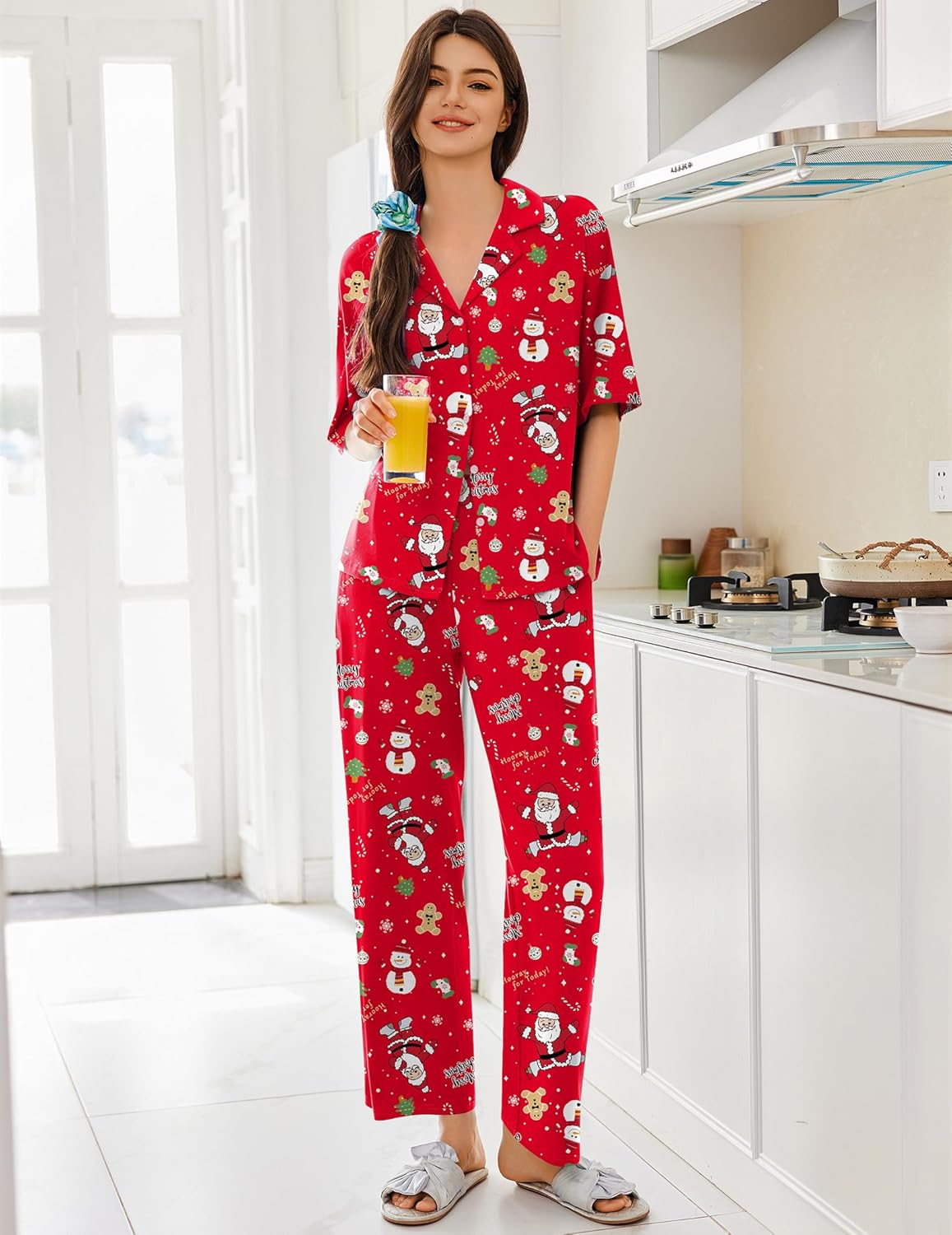 Rotes Schlafanzug-Set mit Weihnachtsmuster, kurzarmige Knopfleiste und lange Hose