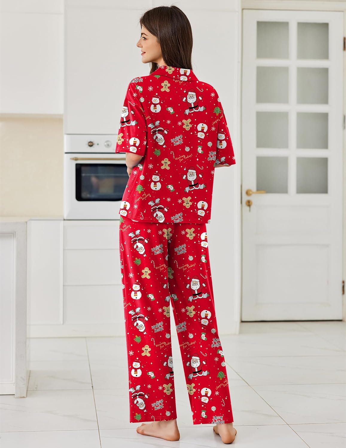 Rotes Pyjama-Set, Rückansicht: kurzarmiges Hemd mit Knöpfen und lange Hose