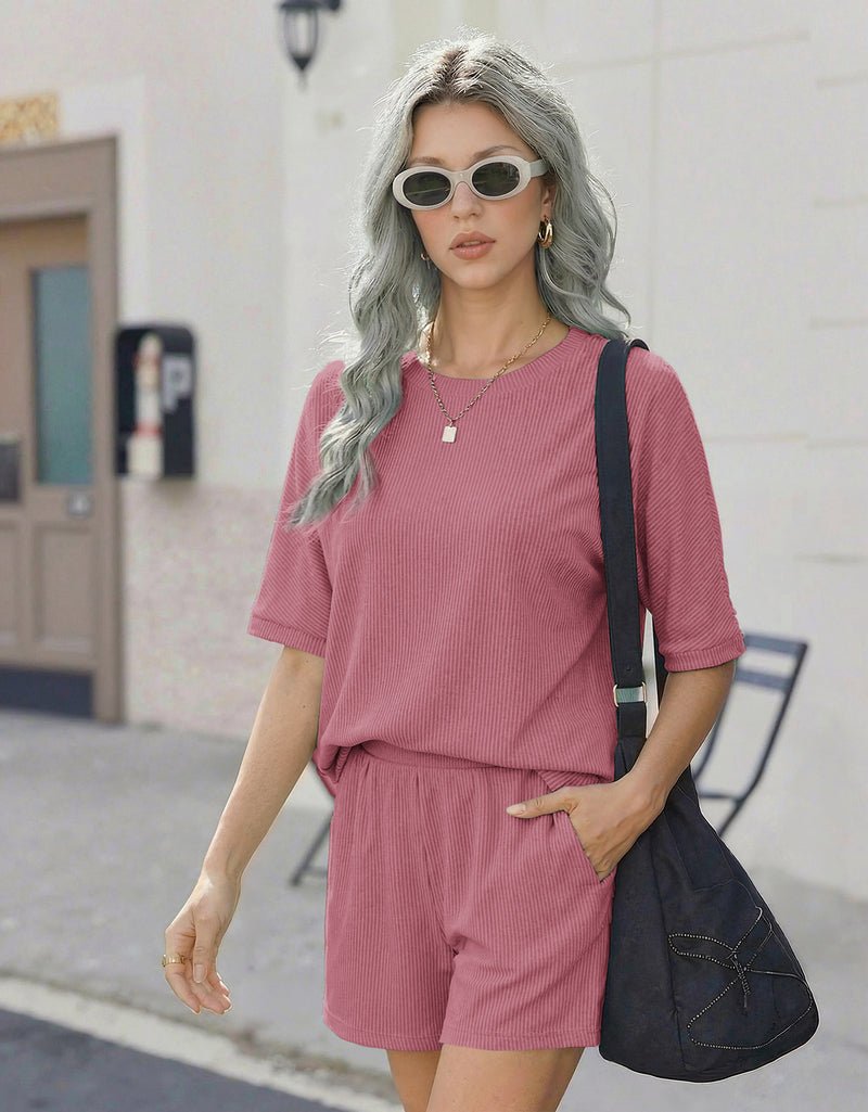 Roséfarbener Ripp-2-teiliger Lounge-Set, T-Shirt und kurze Shorts mit Taschen