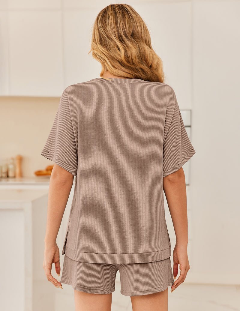 Conjunto lounge acanalado 2 piezas en gris topo: top de manga corta y short con bolsillo